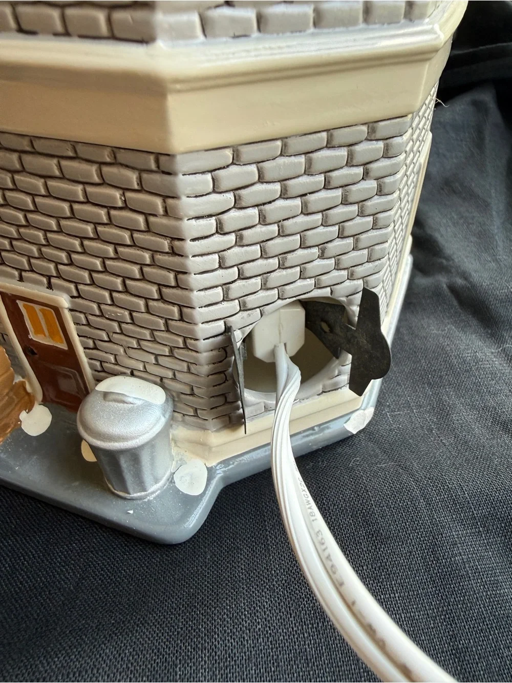 Department 56 Snow Village Starbucks Coffee 9 1/4